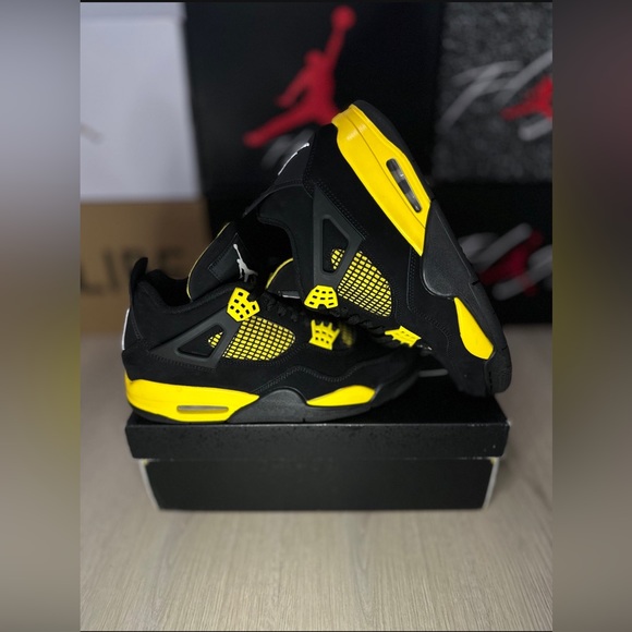 Jordan 4 Retro Thunder - Picture 2 of 5